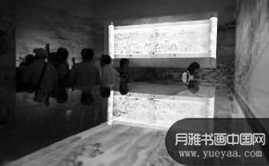 2010年6月20日，在“街城叠影”展项区，游客在欣赏《康熙南巡图卷》及三维视频