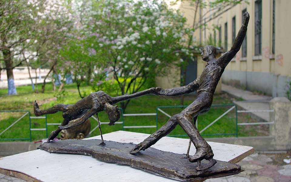 2013哈尔滨师范美术学院毕业展作品 邵海波 雕塑作品滑冰人高清